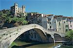 Du XVe siècle Doria château et pont médiéval sur la rivière Nervia, à Dolceacqua, Ligurie, Italie, Europe