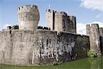 Se penchant tour et gatehouse, château de Caerphilly, datant du 13ème siècle, Mid Glamorgan, pays de Galles, Royaume-Uni, Europe