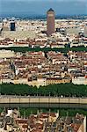 Geringe Luftaufnahme von Basilique Notre Dame de Fourviere über Häuser, Hochhäuser und kommerzielle Gebäude von Lyon, das Rhône-Tal, Rhône-Alpes, Frankreich, Europa