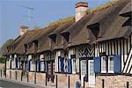 Rangée de maisons colombages moitié, village de Tourgeville, près de Deauville, Calvados, Normandie, France, Europe