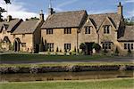 Stein-Häuschen am Ufer des Flusses Auge, Lower Slaughter, The Cotswolds, Gloucestershire, England, Großbritannien, Europa