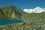 Longpanga See mit seitlichen Moräne auf der rechten Seite in das Gokyo-Tal im Khumbu Himal in Nepal, Asien