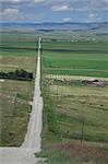 Straße über die Prärie Wheatlands, südlich von Calgary, Alberta, Kanada, Nordamerika