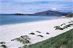 Wanderer am Mheilein Strand mit weißem Schale-Sand, Ton des Steilhangs, North Harris, Äußere Hebriden, Western Isles, Schottland, Vereinigtes Königreich, Europa