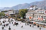 Place principale devant le Jokhang, Palais du Potala au-delà, Lhassa, Tibet, Chine, Asie