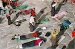 Pèlerins prostrating carré à l'avant, Jokhang temple bouddhiste, Lhassa, Tibet, Chine, Asie