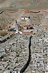 Monastère de Palkhor Choide et la vieille ville à partir de dzong (fort), Gyantse, Tibet, Chine, Asie