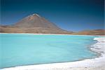 Laguna Verde mit mineralischen flachen Rand und Volcan Licancabur, 5960m, Südwest-Hochland, Bolivien, Südamerika