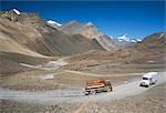 Camions sur col Baralacha, 4892m, route ouvrent seulement trois mois de l'année, la route Leh-Manali, Ladakh, Inde, Asie