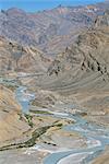 Vallée de la rivière Zanskar entre montagnes Himalaya et Zanskar, vu depuis la route Leh-Manali, Ladakh, Inde, Asie