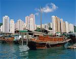 Boote im Hafen und Apartment-Hochhäuser im Hintergrund von Aberdeen, Hong Kong, China, Asien