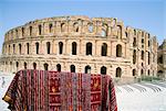 Tapis suspendus devant le Colisée, El Jem (El Djem), patrimoine mondial de l'UNESCO, Tunisie, Afrique du Nord, Afrique