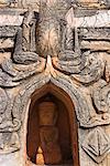 Antique statue de Bouddha dans le créneau inférieur stupa, Kakku ruines bouddhiques, censée contenir plus de deux mille briques et stupas de latérite, légende maintient que les premières stûpas furent érigés au XIIe siècle par Alaungsithu, roi de Bagan (Pagan), l'État Shan, au Myanmar (Birmanie), Asie