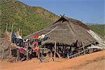 Maison au toit de chaume avec étendoir à linge, Ann Village, Kengtung (Kyaing Tong), état de Shan, au Myanmar (Birmanie), Asie