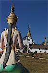 Statue en face de Wat Jong Kham date du XIIIe siècle, l'état de Shan, Kengtung (Kyaing Tong), Myanmar (Birmanie), Asie