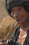 Vieux Aku lady smoking pipe en bois, village de Sai Wan, Kengtung (Kyaing Tong), l'État Shan, au Myanmar (Birmanie), Asie