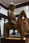 Statue en bois du Nuristan célèbre du roi sur le cheval, le Musée de Kaboul, Kaboul, Afghanistan, Asie