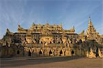 Maha Aungmye Bonzan Kloster in Backstein und Stuck von King Bagyidaw Chef Queen, restauriert im Jahre 1873 nach 1838 Erdbeben, antike Stadt Inwa (Ava), Mandalay, Myanmar (Birma), Asien