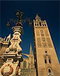 Dekorative Lampen und der Giralda-Turm in der Stadt Sevilla, Andalusien, Spanien, Europa