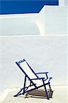 Chaise longue contre mur blanchi à la chaux, Imerovigli, Santorin (Thira), Îles Cyclades, îles grecques, Grèce, Europe