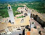 Regardant vers le bas sur San Gimignano d'une des tours Pierre médiévales de la ville, San Gimignano, patrimoine mondial de l'UNESCO, Toscane, Italie, Europe