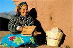 Femme berbère en costume traditionnel, carder la laine, Telouet, près de Ouarzazate, au Maroc, en Afrique du Nord, Afrique