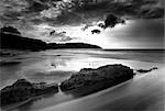 Jour d'orage sur les sables chantants (Camas Sgiotaig), île de Eigg, Hébrides intérieures en Écosse, Royaume-Uni, Europe