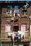 Cage d'oiseau et les lignes de lavage sur le devant d'une maison en bois traditionnelle dans la vieille ville d'Istanbul, Turquie, Europe