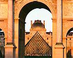 La Pyramide et le Palais du Louvre à travers l'Arc de Triomphe du carrousel, Musée du pognon, Paris, France, Europe