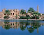 Reflexionen im heiligen See der Tempel, Obelisken und Palmen Bäume in Karnak, in der Nähe von Luxor, Theben, UNESCO Weltkulturerbe, Ägypten, Nordafrika, Afrika