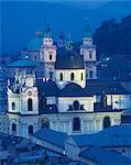 Des dômes et clochers d'églises dans la soirée dans la ville de Salzbourg, Autriche, Europe