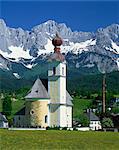 Eglise avec dôme oignon à va, avec les montagnes derrière, dans le Tyrol, Autriche, Europe