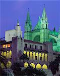 La cathédrale de Palma Bay éclairée la nuit, sur Majorque, îles Baléares, Espagne, Europe