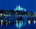 Bateaux dans la baie sous la cathédrale illuminée à Palma de Majorque, îles Baléares, Espagne, Méditerranée, Europe