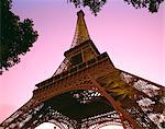 La tour Eiffel à la tombée de la nuit, Paris, France, Europe