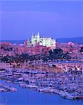 Bateaux dans le port de plaisance au crépuscule avec la cathédrale de Palma, sur la ligne d'horizon, Majorque, îles Baléares, Espagne, Méditerranée, Europe