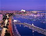 Lumières du soir, avec des bateaux dans le port de plaisance et de la cathédrale de Palma à travers la baie, sur Majorque, îles Baléares, Espagne, Méditerranée, Europe