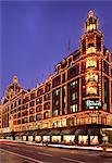 Grand magasin Harrods, éclairée la nuit, Knightsbridge, Londres, Royaume-Uni, Europe