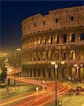 Le Colisée illuminé la nuit à Rome, Latium, Italie, Europe