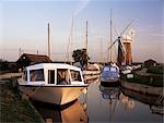 Boote vor Anker in der Nähe von Horsey Windmühle, Norfolk Broads, Norfolk, England, Vereinigtes Königreich, Europa