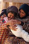 Beduinen-Kinder mit neugeborenen Babys in Windeln Tuch, Syrien, Naher Osten