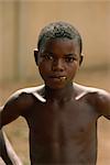 Garçon avec la cigarette, Niamey, Niger, Afrique de l'Ouest, Afrique