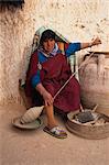 Daisies Frau Spinnen wolle in Höhlenwohnungen Haus, Matmata, Tunesien, Nordafrika, Afrika