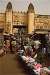 Entrée principale, marché à Bobo-Dioulasso, Burkina Faso, Afrique de l'Ouest, Afrique