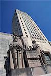 Militärische Steinstatuen vor Louisiana State Capitol errichtet zwischen 1931 und 1932 in Baton Rouge, Louisiana, Vereinigte Staaten von Amerika, Nordamerika