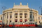 Hofburgtheatre avec le tram, Vienne, Autriche, Europe