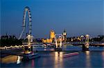 Häuser des Parlaments und London Eye bei Dämmerung, London, England, Vereinigtes Königreich, Europa