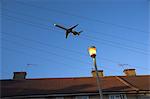 Avion au-dessus des maisons, Hounslow, Greater London, Angleterre, Royaume-Uni, Europe