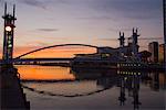 Lowry Centre in der Abenddämmerung, Salford Quays, Manchester, England, Vereinigtes Königreich, Europa