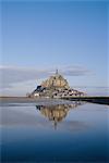 Mont St. Michel (Mont-Saint-Michel) se reflète dans l'eau, Manche, Normandie, France, Europe